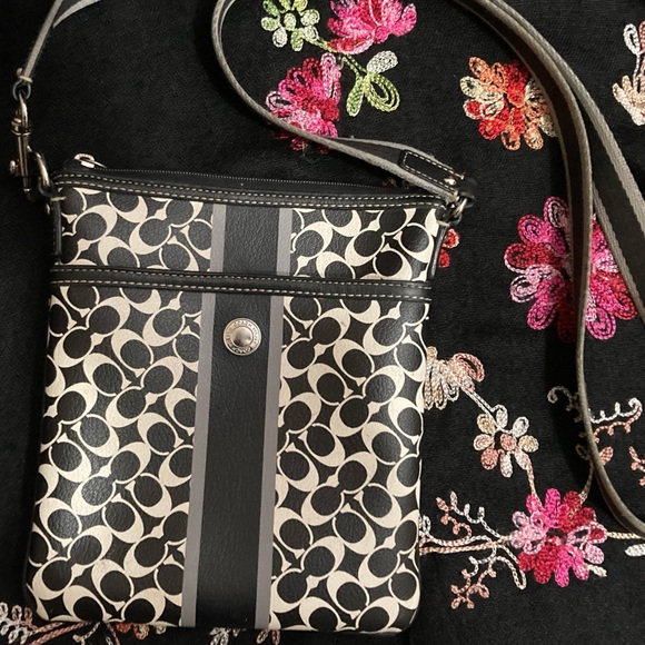 Pre-Owned Coach Signature Messenger Style Bag in Fair condition - Picture 2 of 16